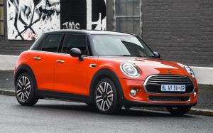 Mini Cooper 5-Door 2018 года (ZA)
